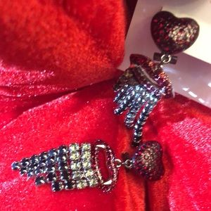 Earrings vampire heart stones dangling Stunning